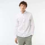 Camisa de lino mezclado color blanco, con cuello con botones, manga larga y botones frontales en contraste de efecto madera.