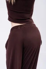 Pantalón tipo palazzo de corte amplio y fluido, color negro, con doble línea lateral blanca y cintura elástica.