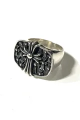 Anillo de diseño robusto con acabado envejecido, presenta una superficie rectangular decorada con múltiples cruces en relieve y una cruz central de mayor tamaño.