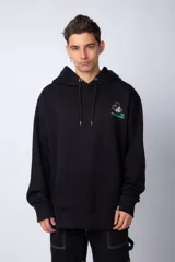 Buzo tipo canguro color negro con capucha y cordones ajustables. Presenta un pequeño estampado en el pecho con la silueta de Mickey Mouse y un detalle a cuadros en color verde.