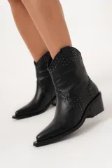 Bota texana de caña media-baja color negro, con punta elegante y detalle de mini tachas.