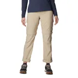Pantalón convertible de senderismo color beige, con perneras desmontables mediante cremallera que permiten transformarlo en shorts. Cuenta con bolsillos laterales y traseros, diseñado con tecnología de protección solar.