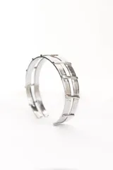 Anillo artesanal de plata 925, de diseño abierto y estructurado con dos bandas paralelas unidas por travesaños.