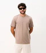 Remera deportiva de hombre Get Over, modelo comfort de manga corta y cuello redondo, color marrón topo. Confeccionada en tech fleece con tecnología dry.
