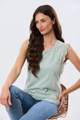 Musculosa de algodón color verde menta, con cuello redondo y detalles de broderie aplicado en los hombros y en la parte frontal.