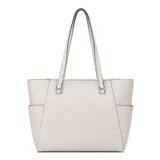 Cartera tipo shopper de la marca Guess, color rosa claro con estampado de monograma de la marca en toda la superficie. Cuenta con doble asa de hombro, cierre superior, bolsillos laterales externos y un pequeño monedero colgante con cierre.