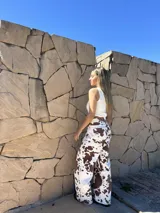 Pantalón jean blanco con estampado de manchas marrones simil vaca, de corte recto y tiro alto.