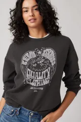 Buzo negro de corte clásico con cuello redondo y puños acanalados. Estampado frontal con el logo de Levi's y un águila.