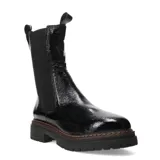 Botas Chelsea de cuero charol negro con elásticos laterales, suela track y tirador trasero.