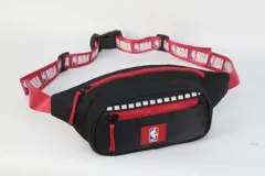 Riñonera negra de nylon con detalles en rojo y logo de la NBA. Tiene doble cierre y correa regulable con estampado del logo de la NBA.