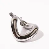 Aros plateados de acero quirúrgico con forma de medialuna gruesa.