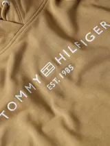 Buzo con capucha color marrón claro, con logo de Tommy Hilfiger bordado en blanco en el pecho y bandera de la marca bordada en el puño.