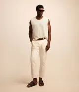 Musculosa masculina de punto con textura calada, cuello redondo y corte regular. Confeccionada en una mezcla de algodón y poliéster.