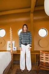 Sweater de hilo con lurex a rayas horizontales en tonos verde, azul y gris. Diseño crop oversize con calce relajado y hombro caído.