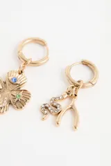 Aro colgante dorado con forma de trébol de cuatro hojas, decorado con pequeñas piedras de colores (azul, rosa, verde y transparente) en cada hoja.