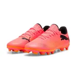 Championes de fútbol Puma Future 7 Play, color coral con detalles en negro y naranja.