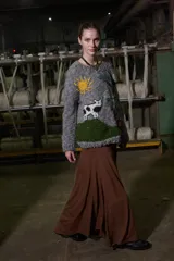 Falda larga marrón de corte evasé.