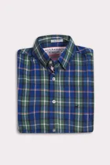 Camisa de manga corta con diseño a cuadros en tonos azules y verdes. Presenta cuello clásico, cierre frontal con botones y logo bordado en el pecho.