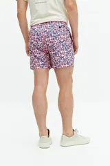 Short de baño con estampado geométrico en tonos azul y rosado, con cintura elástica y cordón de ajuste. Cuenta con bolsillos laterales y un bolsillo trasero.