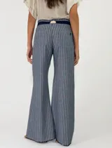 Pantalon de lino a rayas, con diseño de pierna ancha y cordón ajustable en la cintura.