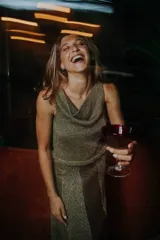 Top azul petróleo sin mangas, tejido en hilado brillante, con escote drapeado y choker integrado.