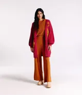 Pantalón largo acampanado color ladrillo, de viscosa acanalada.