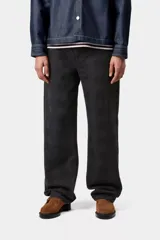 Pantalón de jean color negro con efecto acid wash y diseño de cuadros sutiles, de corte recto y tiro estándar, con diseño clásico de cinco bolsillos.