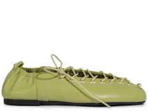 Balerina verde de cuero con cordones finos.