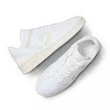 Championes Converse Weapon de cuero blanco con detalles en beige.