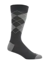 Calcetín largo para hombre con diseño de rombos en tonos gris y grafito, con puntera y talón en contraste.