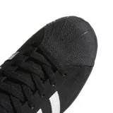 Championes adidas Superstar ADV, modelo clásico con puntera de goma, confeccionados en gamuza negra con las icónicas tres tiras laterales en blanco y detalle de logo dorado en la lengüeta.
