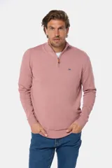 Buzo de tejido fino en hilo de algodón, color rosado, con cuello alto y cierre frontal parcial con detalle en cuero. Presenta puños y ruedo acanalados y un pequeño logo bordado en el pecho.