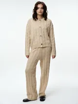 Pantalón tejido de punto con diseño de ochos, color beige, de corte recto y cintura elástica.