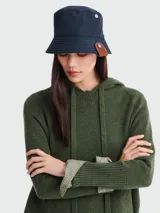 Sombrero de pescador reversible Longchamp azul marino con detalle de cuero marrón.