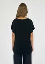 Blusa marrón de viscosa con escote en V y mangas cortas.