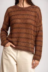 Sweater texturado de punto con rayas horizontales en tonos beige y arena, cuello redondo y mangas largas.