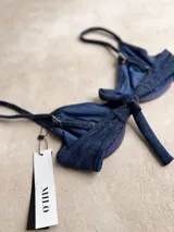 Top de bikini con estampado animal print de cebra en tonos beige y negro, con aro, forro y breteles regulables. Se ata en la espalda.