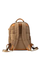 Mochila negra de tela impermeable con detalles en cuero sintético color marrón. Tiene un bolsillo grande frontal con broche, asas ajustables y faja para carry on.