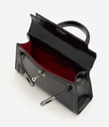 Cartera bandolera Satinato pequeña, de estructura rígida y diseño rectangular, confeccionada en PU negro con acabado levemente brillante. Cuenta con cierre frontal metálico con traba, asa de mano superior y correa larga removible y ajustable.