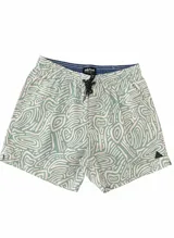 Short de baño celeste y azul con cintura elástica ajustable con cordón, dos bolsillos laterales y uno trasero. Confeccionado en tela ligera de secado rápido y logo bordado.