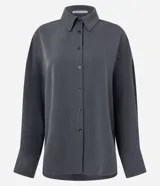 Camisa gris de tejido plano con corte sastre, cuello clásico, abotonada en el frente y puños largos.