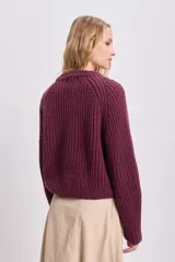 Sweater bordó de punto grueso con cuello redondo y mangas ranglan.