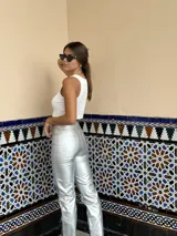 Pantalón plateado de eco cuero, de corte recto y tiro alto.