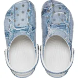 Zuecos Crocs Classic Clog con diseño estampado imitando tela de jean, orificios de ventilación en la parte superior y tira ajustable en el talón.