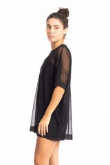 Remerón de tul con estampado tie-dye en tonos fucsia, violeta y negro.