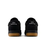 Championes New Balance modelo 480, color negro con detalles en blanco y suela color caramelo. Fabricados en gamuza, cuero y malla.