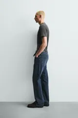 Camiseta de punto con textura acanalada, corte slim fit, cuello redondo y manga corta. Confeccionada en mezcla de algodón con elasticidad y acabado con efecto lavado.