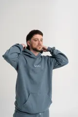 Canguro azul con capucha y bolsillo delantero tipo canguro, con logo bordado en blanco en el pecho.