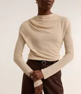 Blusa de punto leve color beige, con cuello degagê, mangas largas y fruncido lateral.