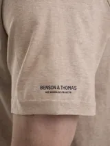 Remera blanca con cuello redondo, manga corta y estampa gráfica frontal de una caja de herramientas con texto descriptivo.